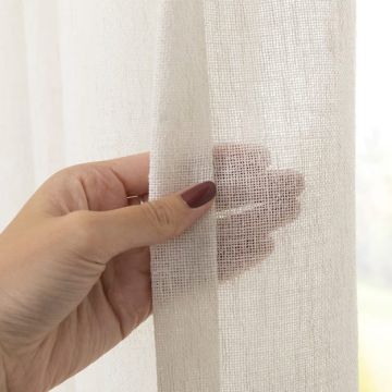 natuurlijk ogende garens inbetween transparante gordijnen