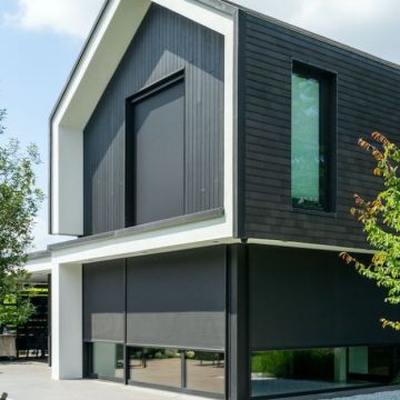 Ritsscreen zonwering aan een moderne woning, maatwerk screen met verduisterend doek.