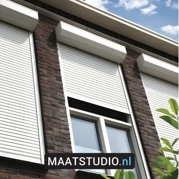 Rolluik op maat gemonteerd aan een moderne gevel, uitgevoerd in wit aluminium