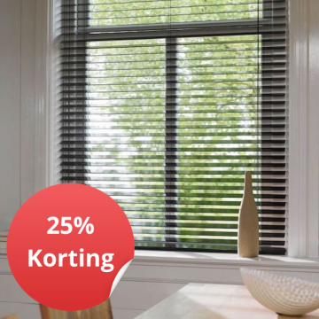 smalle houten jaloezieen op de vensterbank