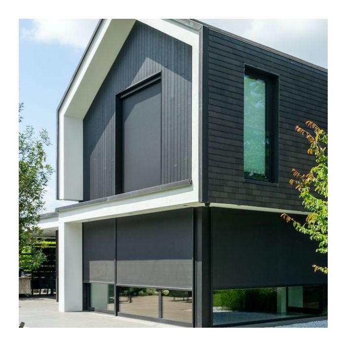 Ritsscreen zonwering aan een moderne woning, maatwerk screen met verduisterend doek.