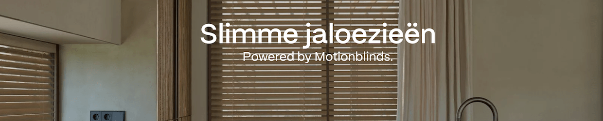 Elektrische raamdecoratie met motorbediening in een modern interieur