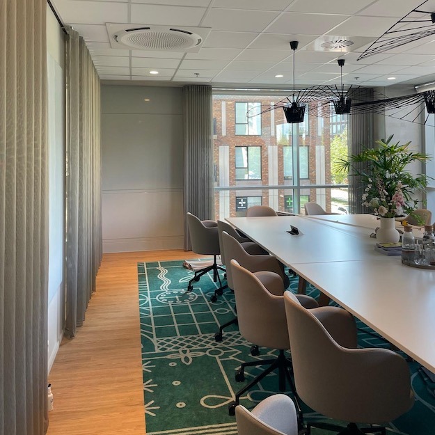 Lichte gordijnen op maat voor eetkamer of kantoor