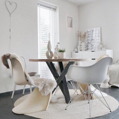 witte houten jaloezieen