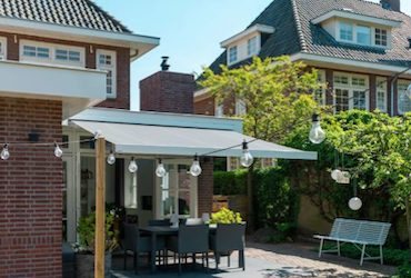 antraciet zonnescherm in de tuin