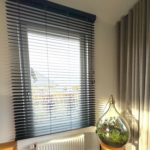 zwarte bamboe jaloezieen op de dag