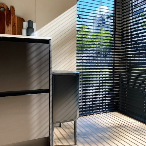 zwarte jaloezieen